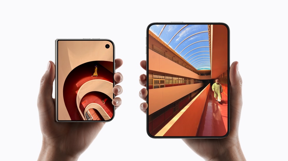 Kapalı ve açık haldeki iPhone Duo iki elde tutuluyor