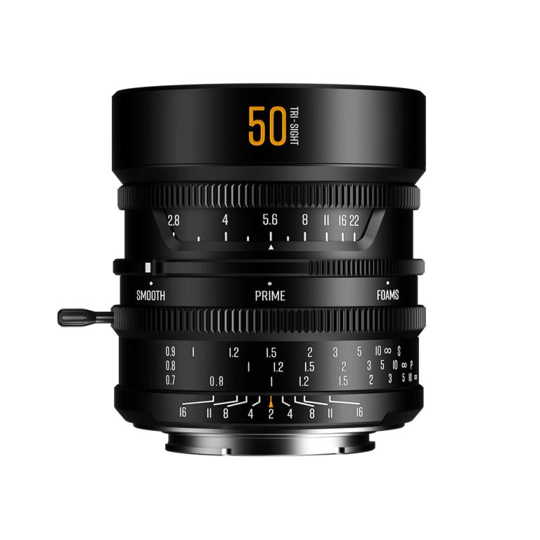Siyah Brightin Star 50mm f/2 Tri-Sight lens beyaz zeminde; turuncu 50 yazısı, odak ve diyafram halkalarının altında Smooth, Prime, Foams işaretli üçüncü halka