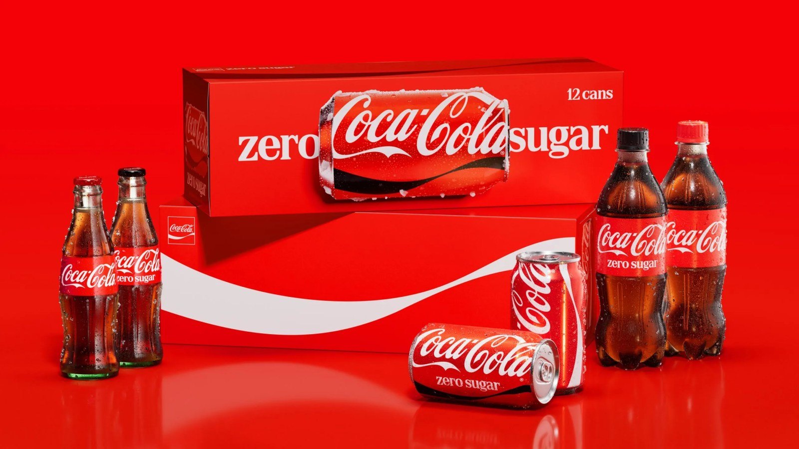 Kırmızı zemin üzerinde Coca-Cola Zero Sugar koli, cam şişeler, pet şişeler ve kutu