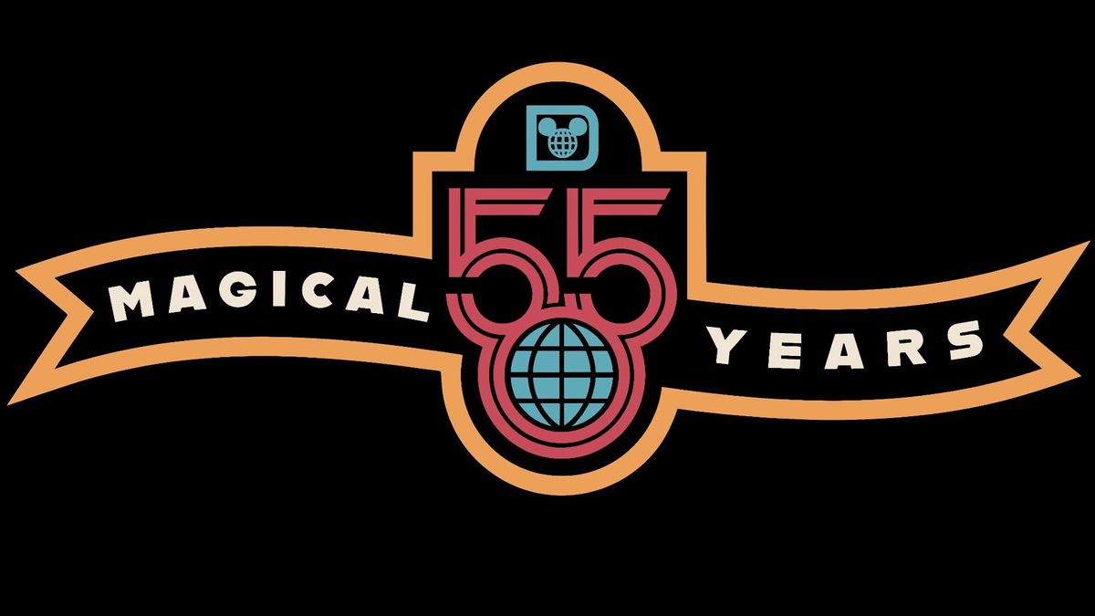 Walt Disney World 55. yıl logosu: D harfi üzerinde Mickey Mouse silueti ikon, ortada küre motifi, iki yanında kırmızı 55 rakamları ve altında turuncu Magical Years banderolü