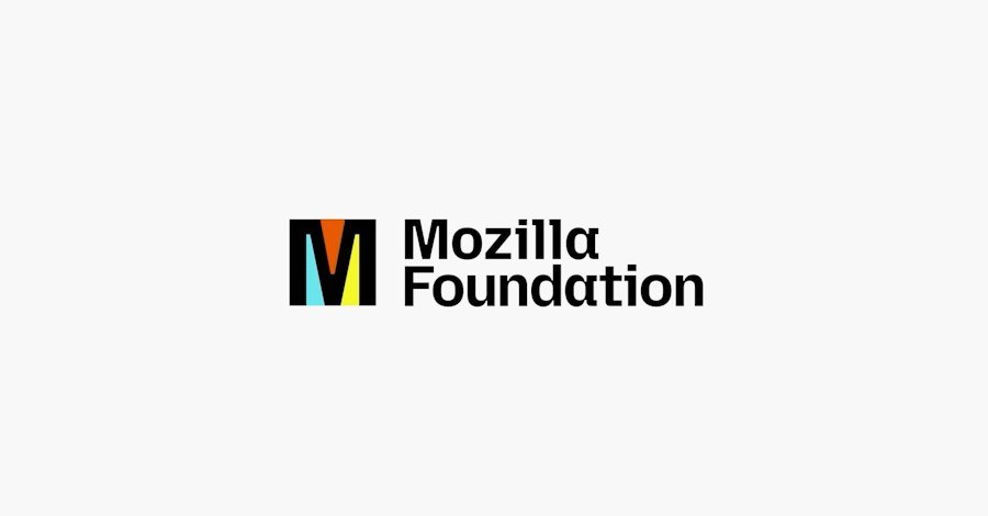 Beyaz zemin üzerinde Mozilla Foundation logosu: turuncu, sarı ve mavi parçalardan oluşan M harfi ve yanında siyah Mozilla Foundation yazısı
