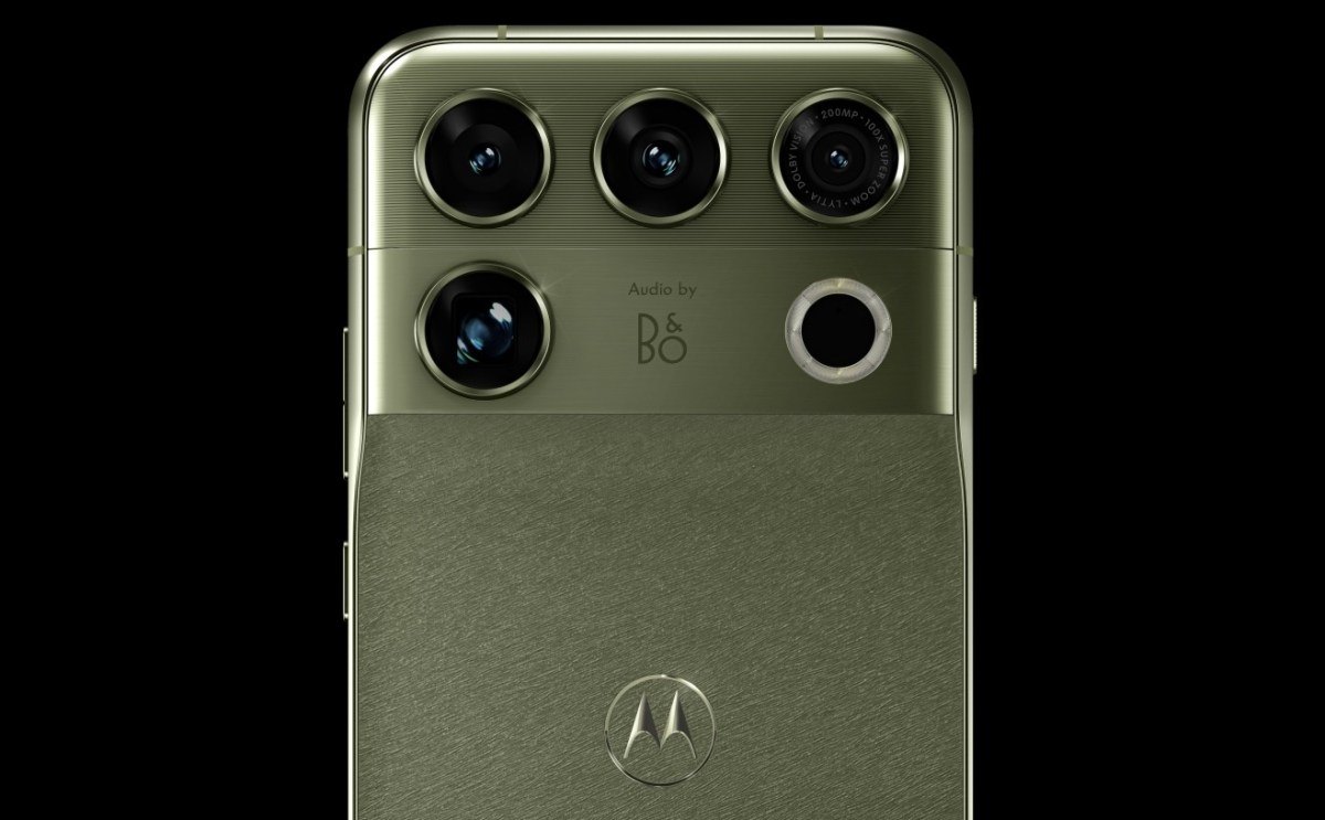Motorola Signature 27’nin zeytin yeşili arka yüzü, siyah zemin üzerinde; dört kamera halkası ve Bang & Olufsen logosu