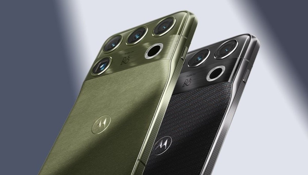 Yeşil ve siyah iki Motorola Signature 27 çapraz açıyla, kamera adası öne çıkarılmış