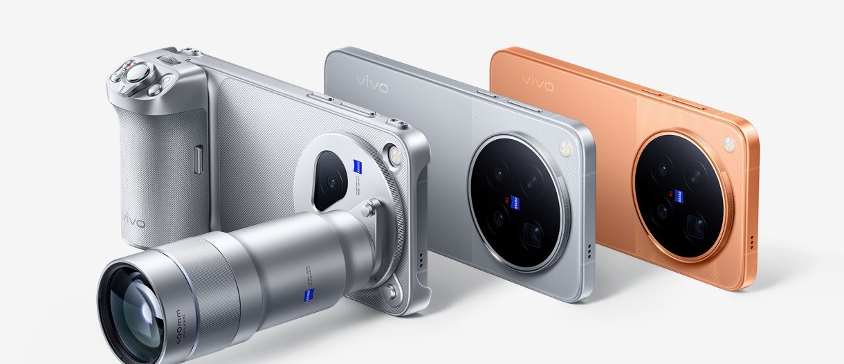 Beyaz, gri ve turuncu renkte vivo X500 Pro Max telefonlar; en öndeki telefona takılmış uzun Zeiss telefoto ekstender aksesuarı