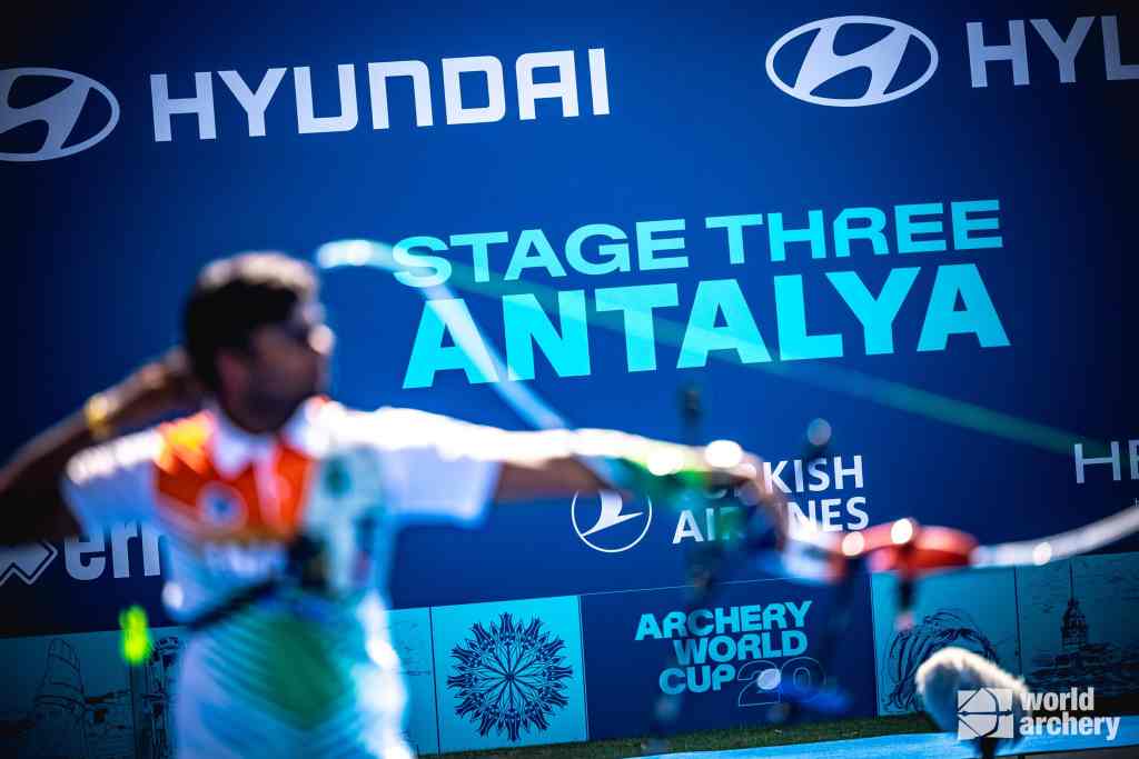 2026 Antalya etabında yay çeken okçu; arkada STAGE THREE ANTALYA yazısı ve Archery World Cup işareti