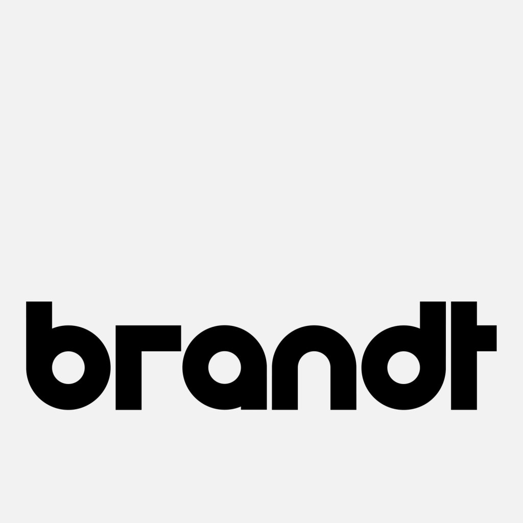 Açık gri zeminde siyah, küçük harfli geometrik brandt wordmark'ı: b ve d tam daire gövdeli, a tek katlı, t küt bir çubukla kesiliyor