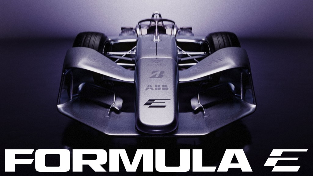 Koyu mor-gri zeminde önden görünen gümüş GEN4 Formula E aracı ve altında eğik, kalın beyaz FORMULA E wordmark'ı