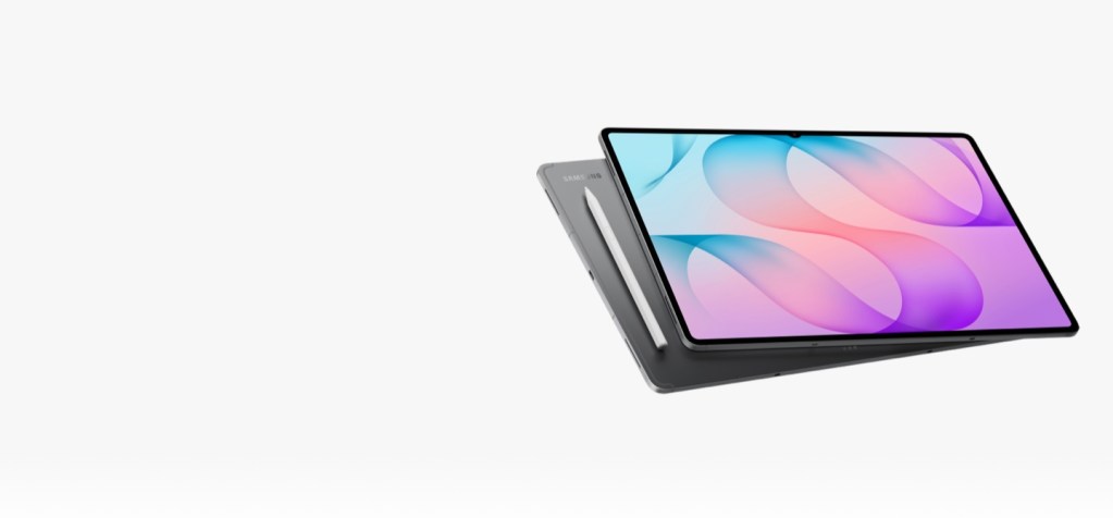Gri Galaxy Tab S12 tablet, arkasındaki ikinci tablet ve manyetik olarak takılı S Pen kalemiyle açık zeminde
