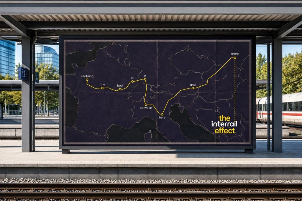 Tren istasyonu peronunda billboard: koyu Avrupa haritası üzerinde sarı bir tren hattı, duraklarda şehir yerine kelimeler ve sağ altta the interrail effect logosu