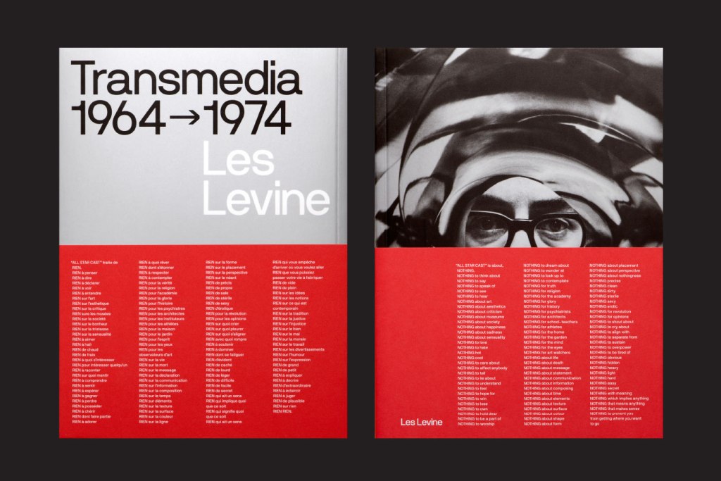 Les Levine: Transmedia 1964→1974 kataloğunun gümüş zeminli ön kapağı ve bozulmuş portreli arka kapağı; ikisinin de altında sütunlar halinde metin basılmış kırmızı kuşak
