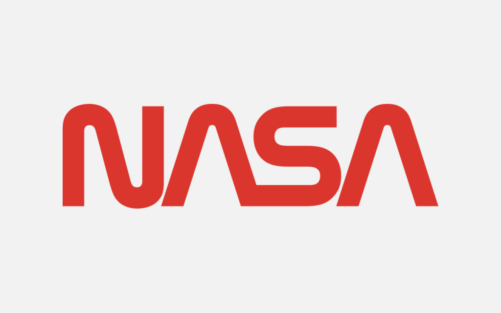 Kırmızı, tek çizgiyle akıp birleşen harflerden oluşan NASA worm logotipi, açık gri zemin üzerinde